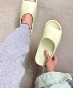 Lorlie GIVE ME FESTIVE GREEN RUBBER SLIDE