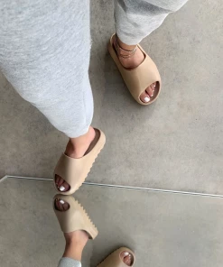 Lorlie EASY BREEZY MOCHA RUBBER SLIDE